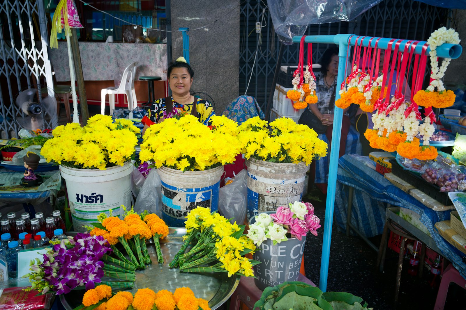 Vendedora sonriente en un puesto de flores