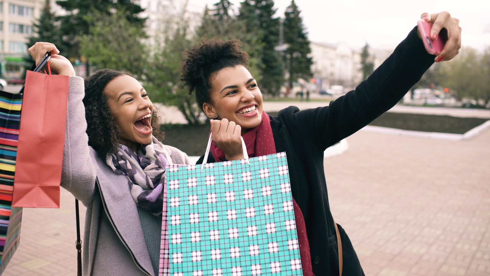 Amigas felices después de comprar